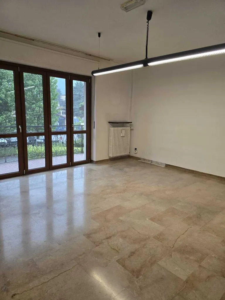 Stanze - Spacious 3-Bedroom Apartment in Erba