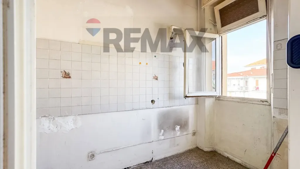 Rooms - 2-Bedroom Apartment for Renovation in Vercelli