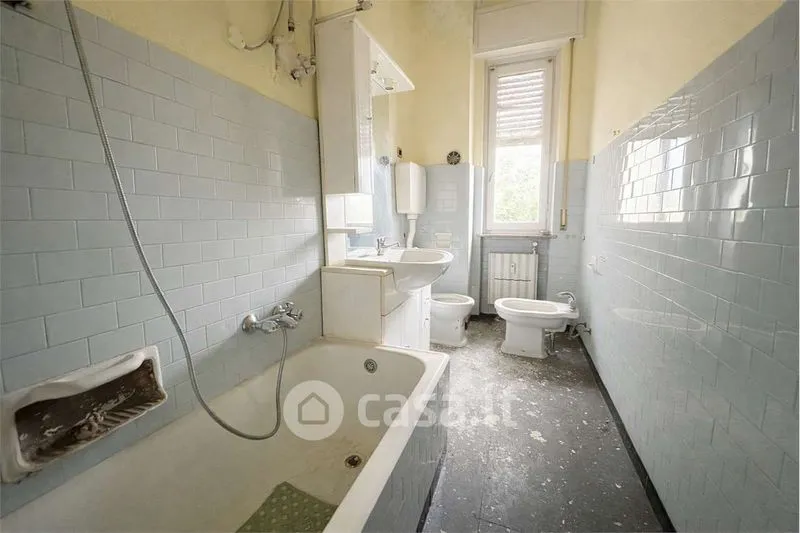 Salles de bain - Three-Bedroom Apartment with Balcony in Vercelli