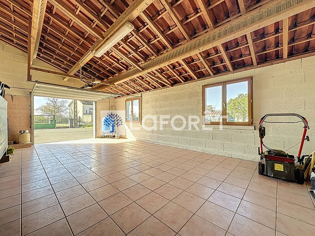 Garage - Pavillon avec Sous-sol et Terrain à Saint-Varent