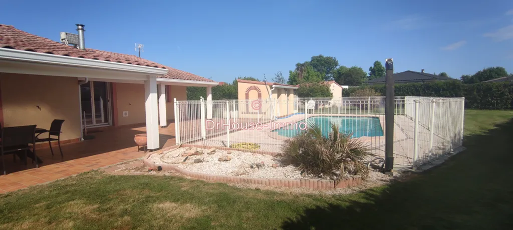 Pool - Villa with Pool and Garden in Longages