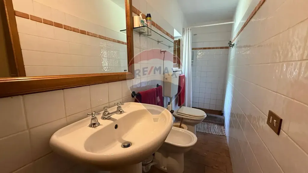 Salles de bain - Rustic Stone Cottage with Panoramic Views in Bagni di Lucca
