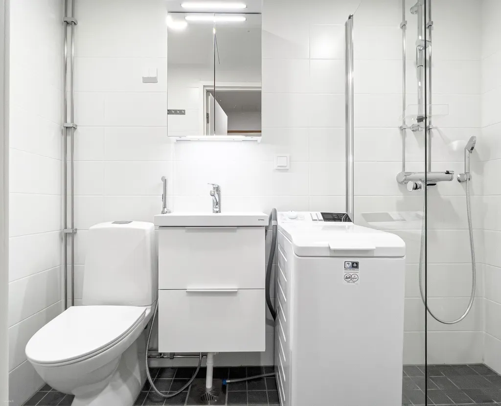 Salles de bain - Compact Flat with Balcony in Martinlaakso, Vantaa