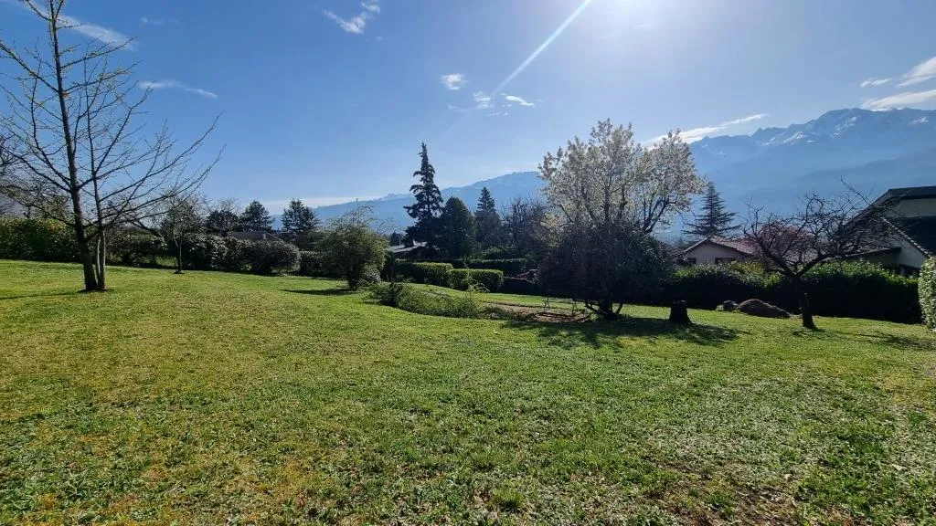 Giardino - Villa with Dominant View in St Ismier