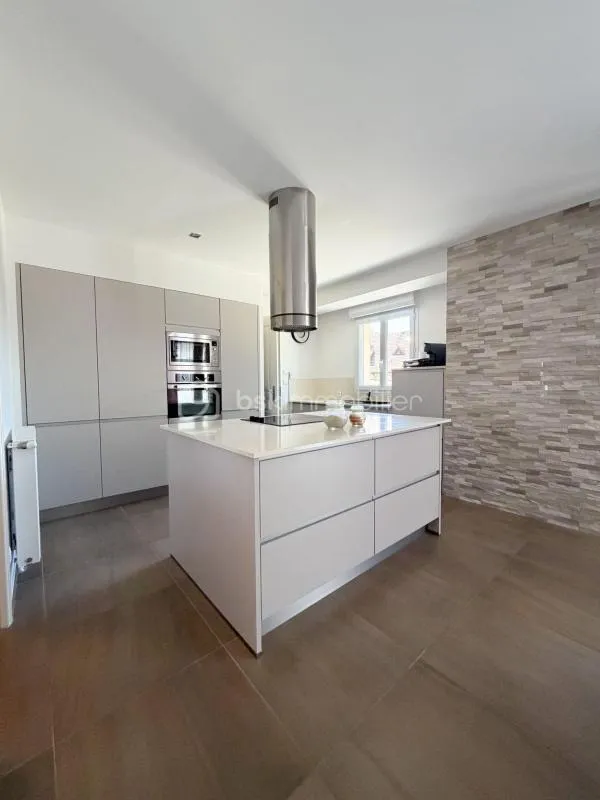 Cuisine - Maison Récemment Construite avec Terrasse Ouest