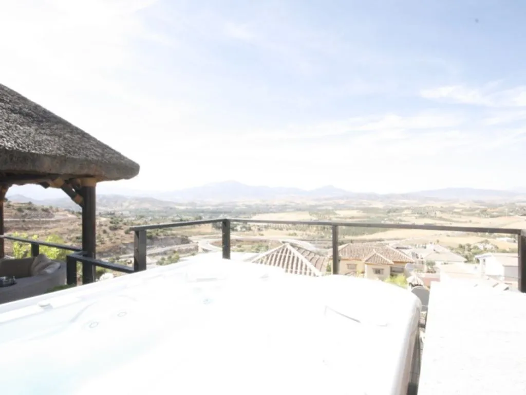 Terrace - Four-Bedroom Chalet with Pool near Coín