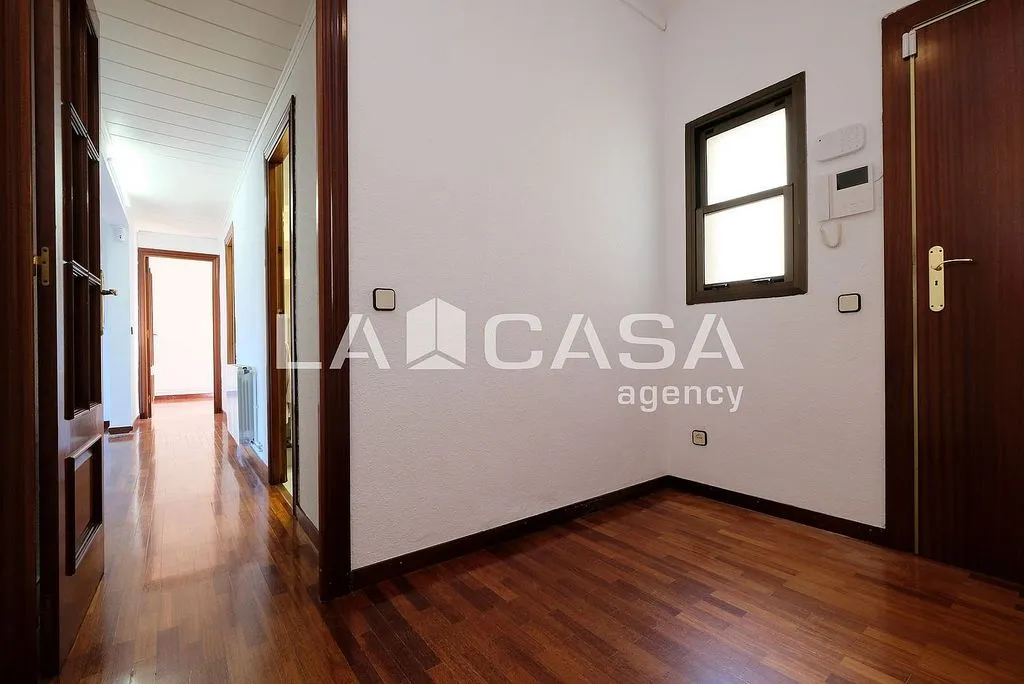 Esik - East-West Oriented Flat near Passeig Maragall