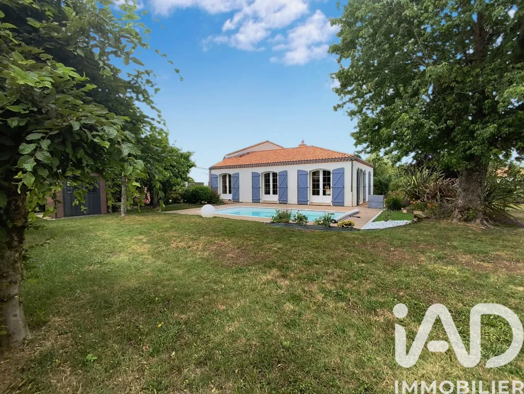 Garden - Detached House with Pool in Essarts-en-Bocage