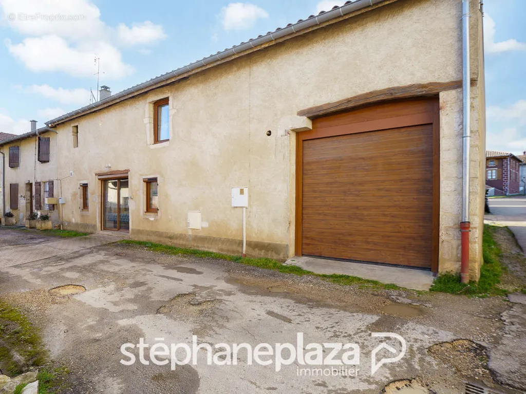 Extérieur - Maison détachée rénovée avec garage à Uchizy