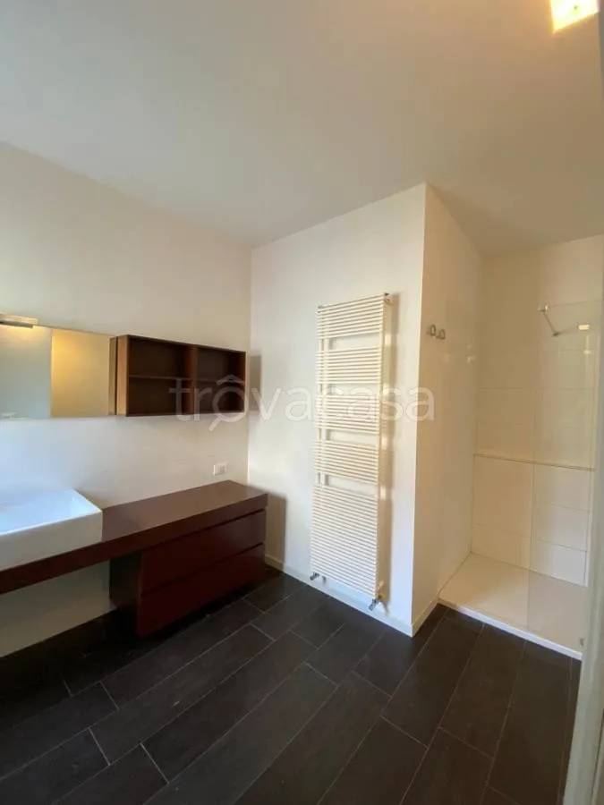 Salles de bain - Rustic-Style Flat with Caminetto in Modena