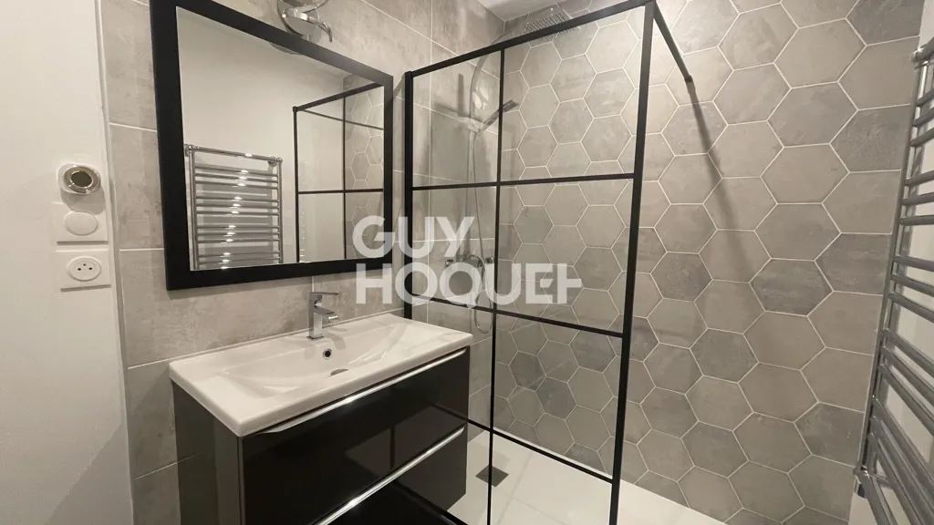 Bathrooms - Pebble-Finished House with Garden in Semoy