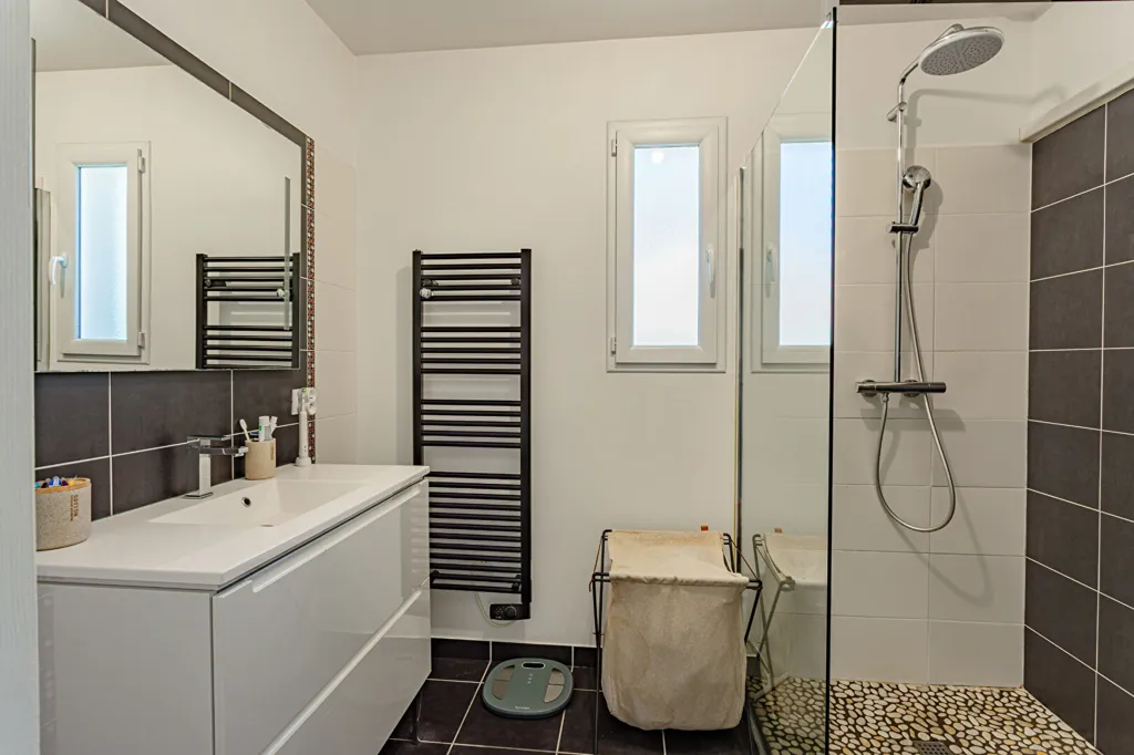 Salles de bain - Maison Contemporaine avec Piscine à Labenne
