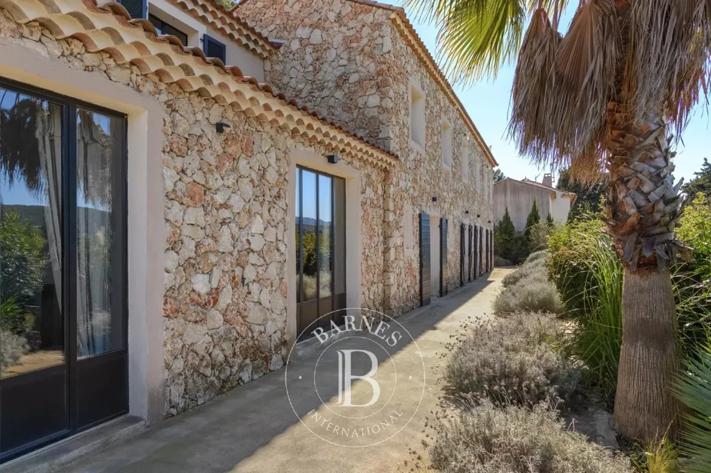 Välivaade - Renovated Property with Pool and Vineyard Views in Cassis