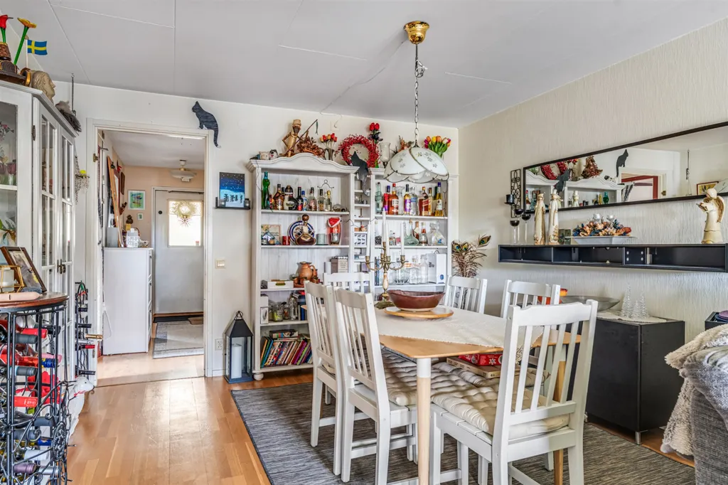 Salle à manger - Bright Three-Bedroom Flat with Balconies in Ekeby