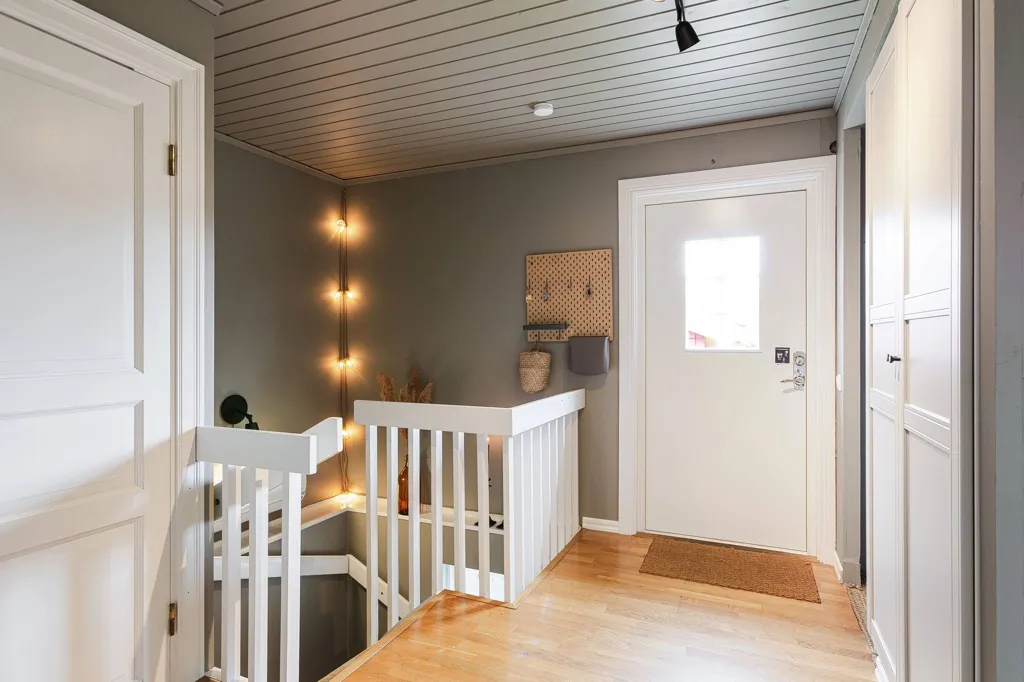 Esik - Charming Red Cottage with Garage in Jönköping