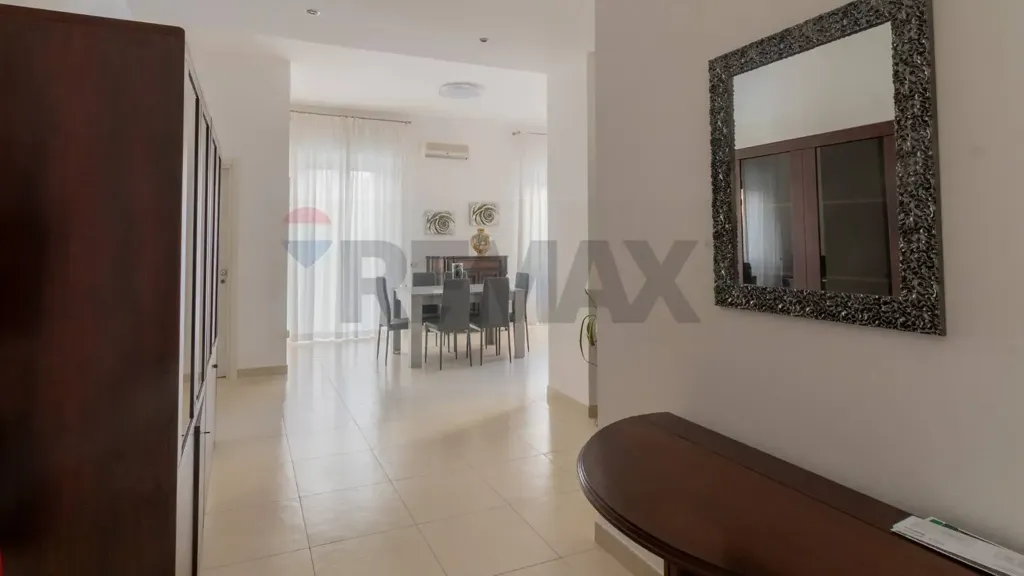 Esik - Rustic-Style Apartment with Balcony in Palermo
