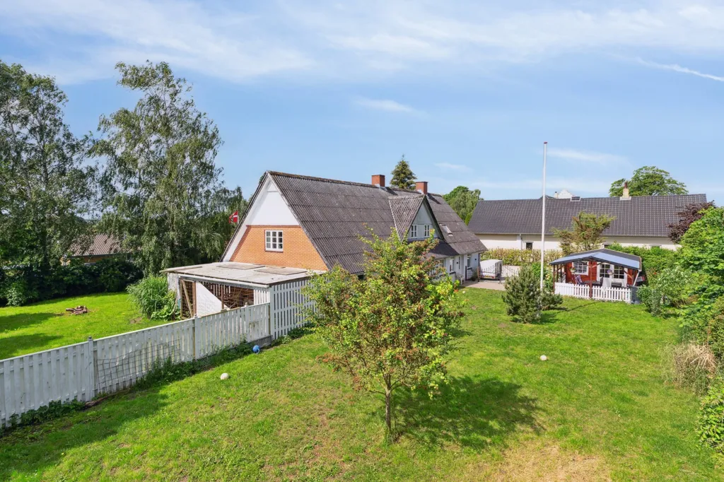 Jardin - Villa with Professional Workshop in Ferritslev