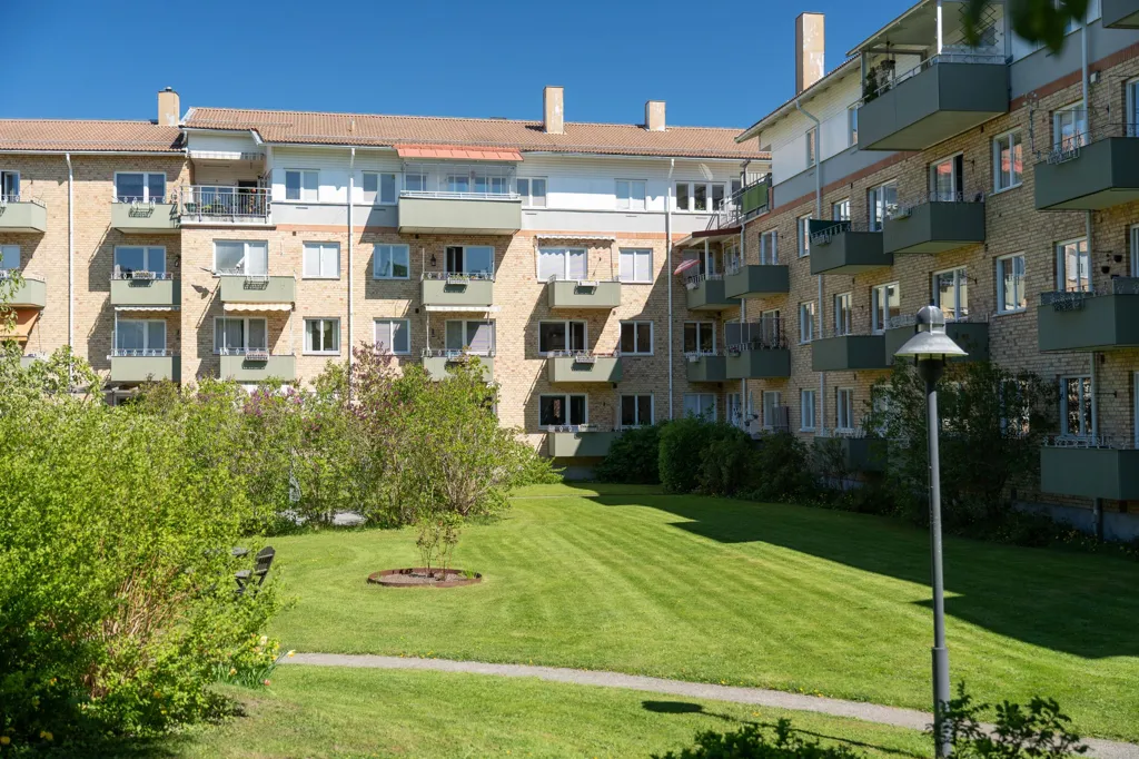 Giardino - Charming Through-Flat with South-West Balcony in Luthagen
