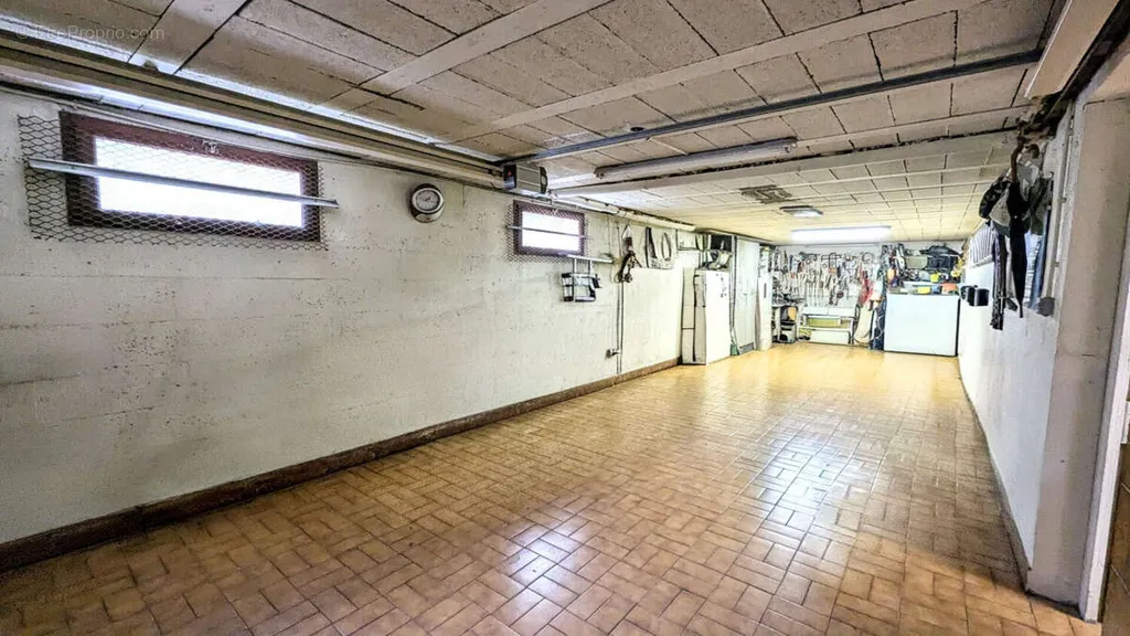Garage - Maison Individuelle avec Terrasse à Saint-Denis