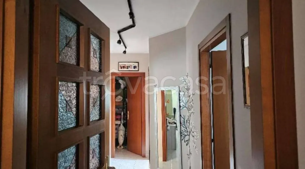 Esik - Independent Villa with Garage in Borgomanero