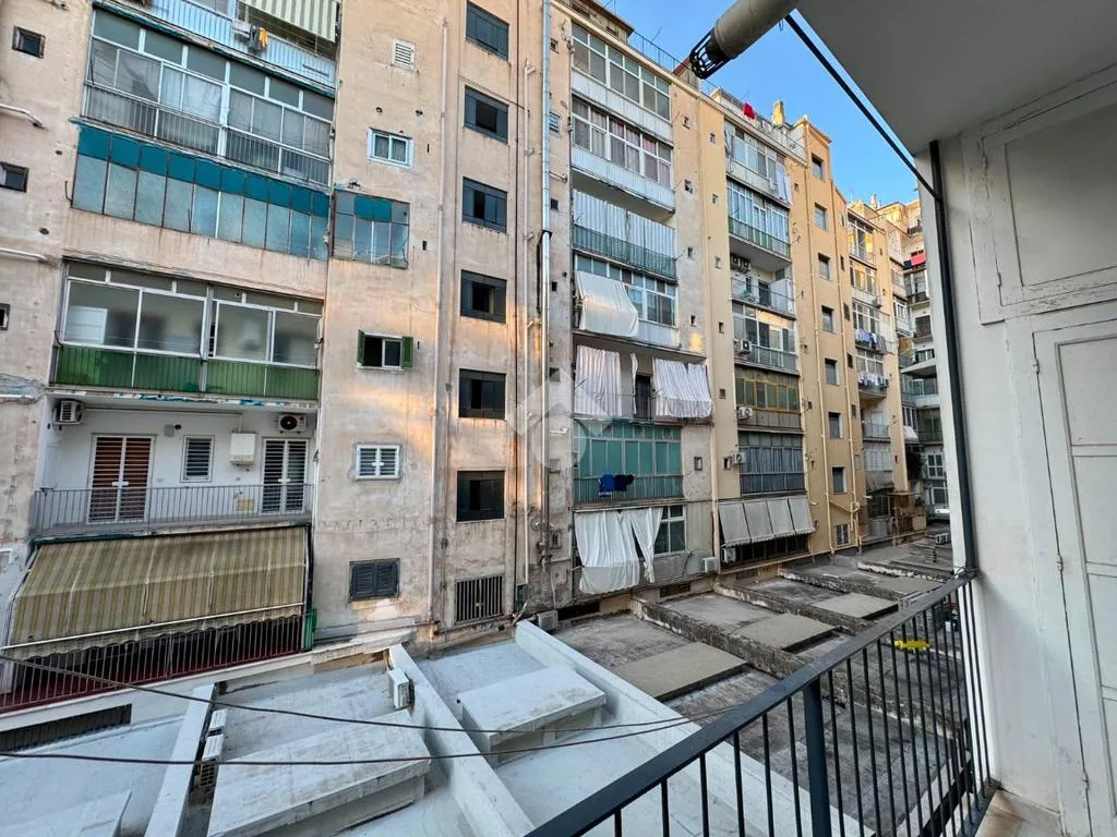 Balcon - 3-Bedroom Apartment with Balcony in Bari