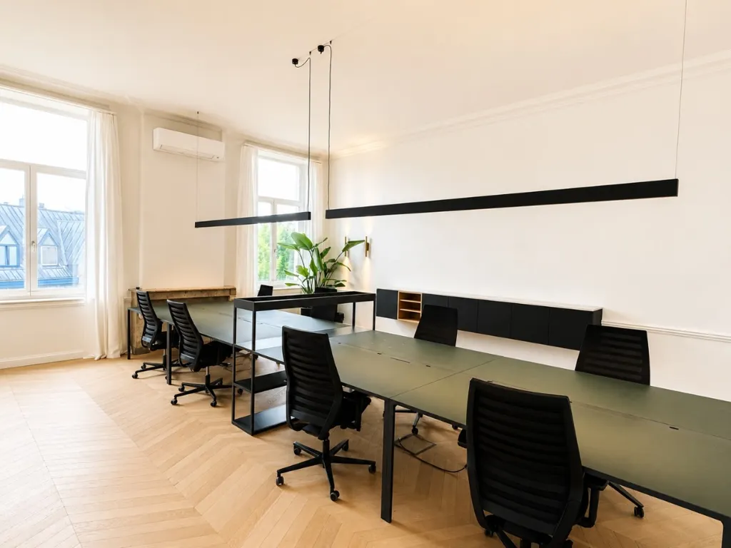 Office - Office Space per Desk in Central Gent