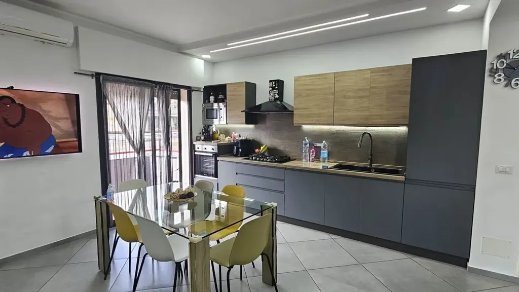 Köök - Modernised Apartment with Panoramic Balcony in Messina
