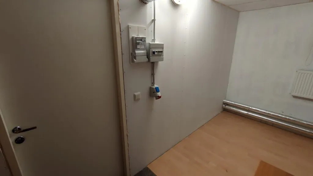 Entrée - Two-Bedroom Apartment with Balcony in Central Location