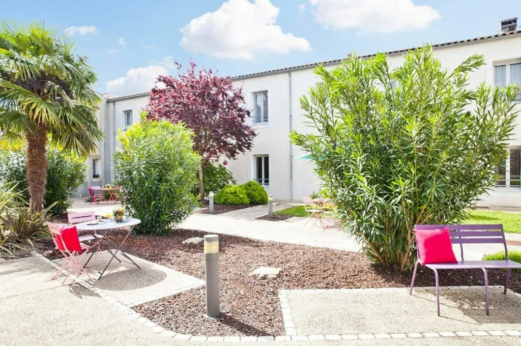 Jardin - Chambre Meublée en Résidence EHPAD à Saint-Jean-d'Angle