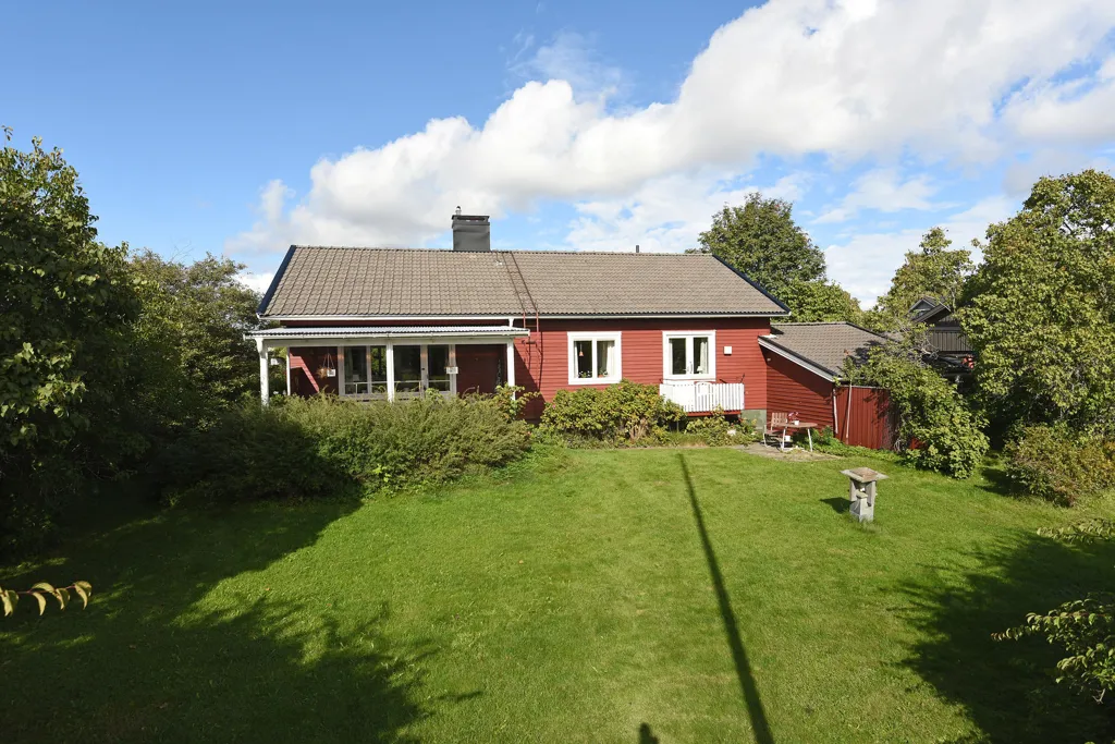 Aed - 1960s House with River View in Grisbacka