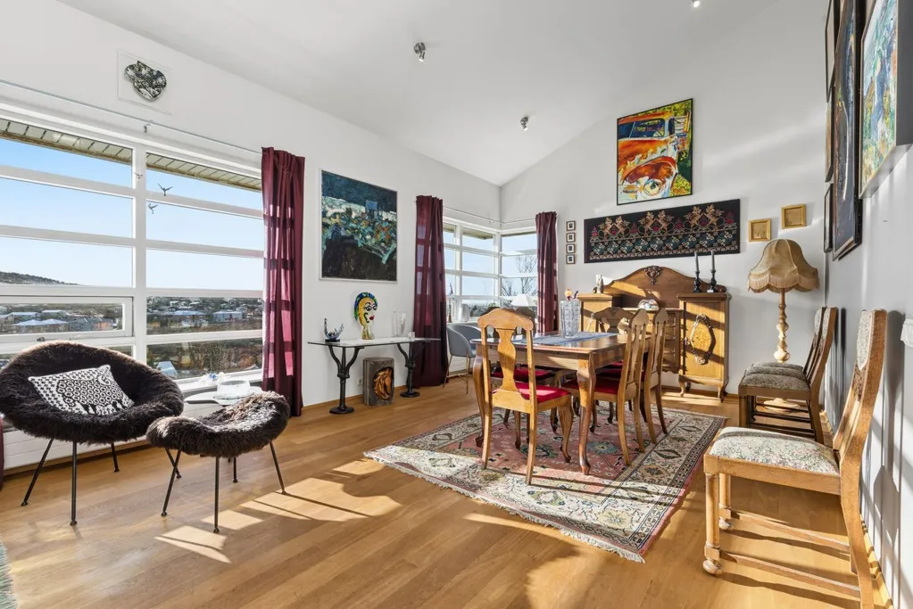 Söögituba - Three-Storey Apartment with Sea View in Hafnarfjörður