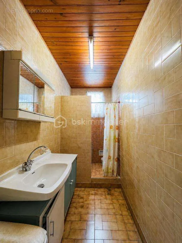 Salles de bain - Pavillon de Plain-Pied 3CH avec Grand Terrain à Ruffec