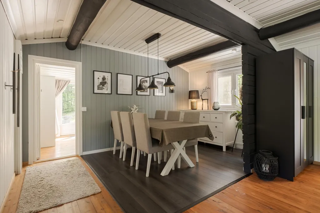 Söögituba - Charming Seafront Home with Open Plan in Tranquil Setting