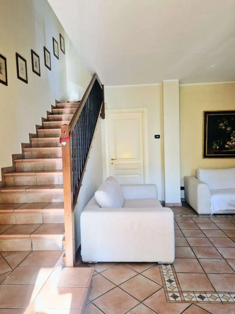 Soggiorno - Corner Semi-Detached Villa with Garden in Rubiera