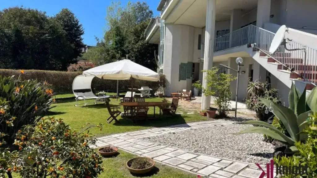 Jardin - Semi-Panoramic Apartment with Garden in Posillipo