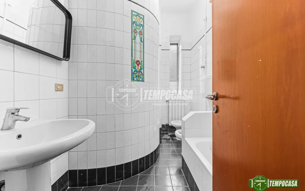 Salles de bain - Three-Bedroom Apartment in Historic Building, Milan