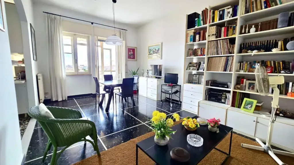Bureau - Spacious Apartment with Panoramic Terrace in Albenga