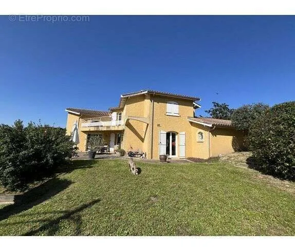 Extérieur - Maison avec Vue Dominante à Cailloux-sur-Fontaines