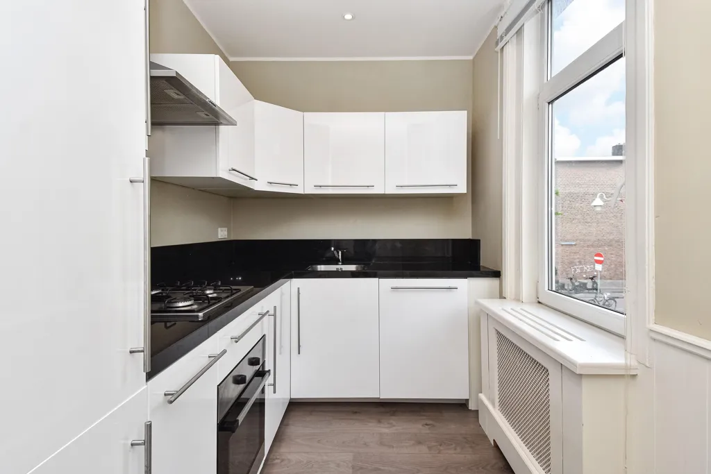 Köök - 4-Bedroom Apartment with South Balcony in Rustenburg