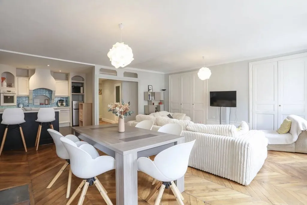 Salle à manger - Appartement Luxueux avec Vue sur la Ville à Lyon