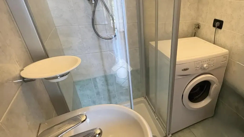 Salles de bain - Modern Apartment with Terrace in Senago
