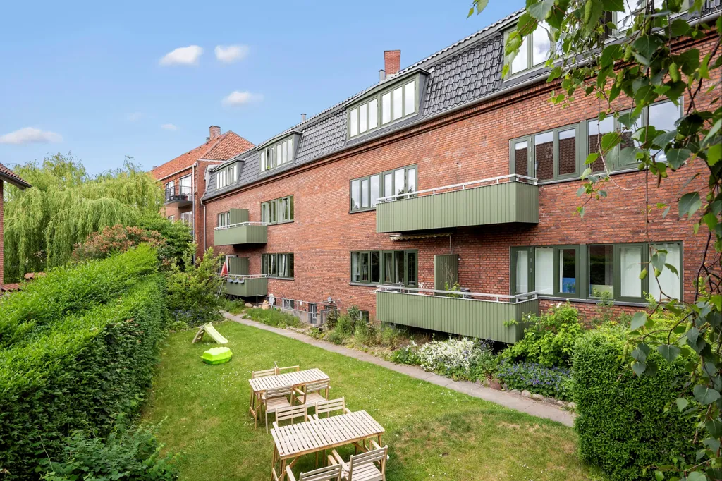 Jardin - Charming 3-Bedroom Flat with Balcony in Ordrup