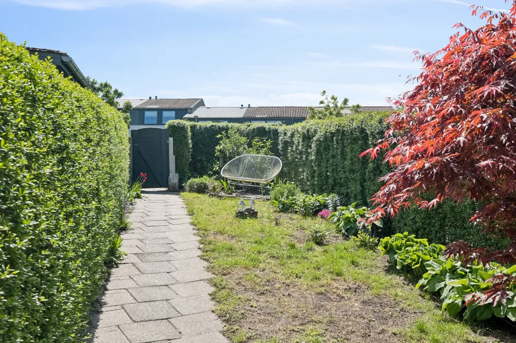 Jardin - 1960s Brick Row House in Aalborg SØ