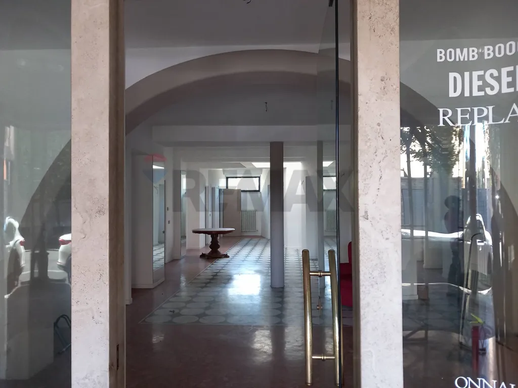 Esik - Luxury Shop with Outdoor Space in Santa Maria degli Angeli