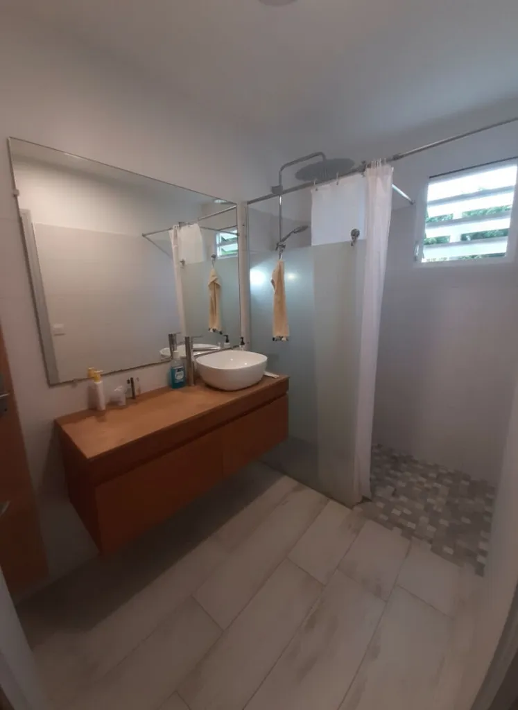Salles de bain - Appartement Meublé avec Terrasse à Le Lamentin