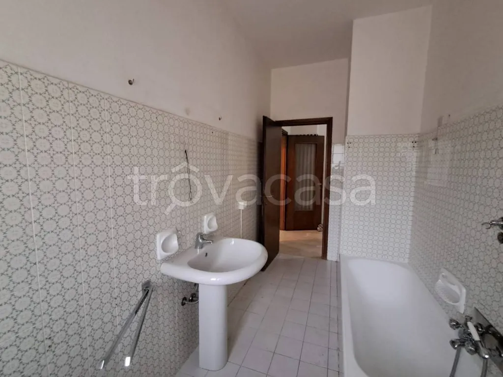 Salles de bain - Apartment with Balcony in Ferrara Centre
