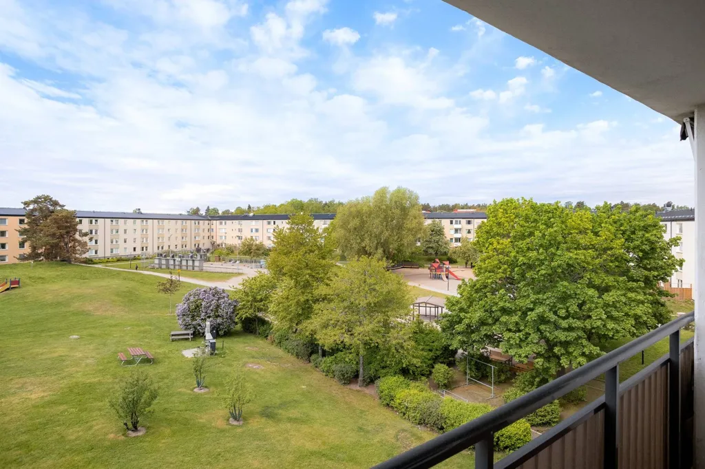 Balcon - Spacious 2nd Floor Flat with Balcony in Sunny Location