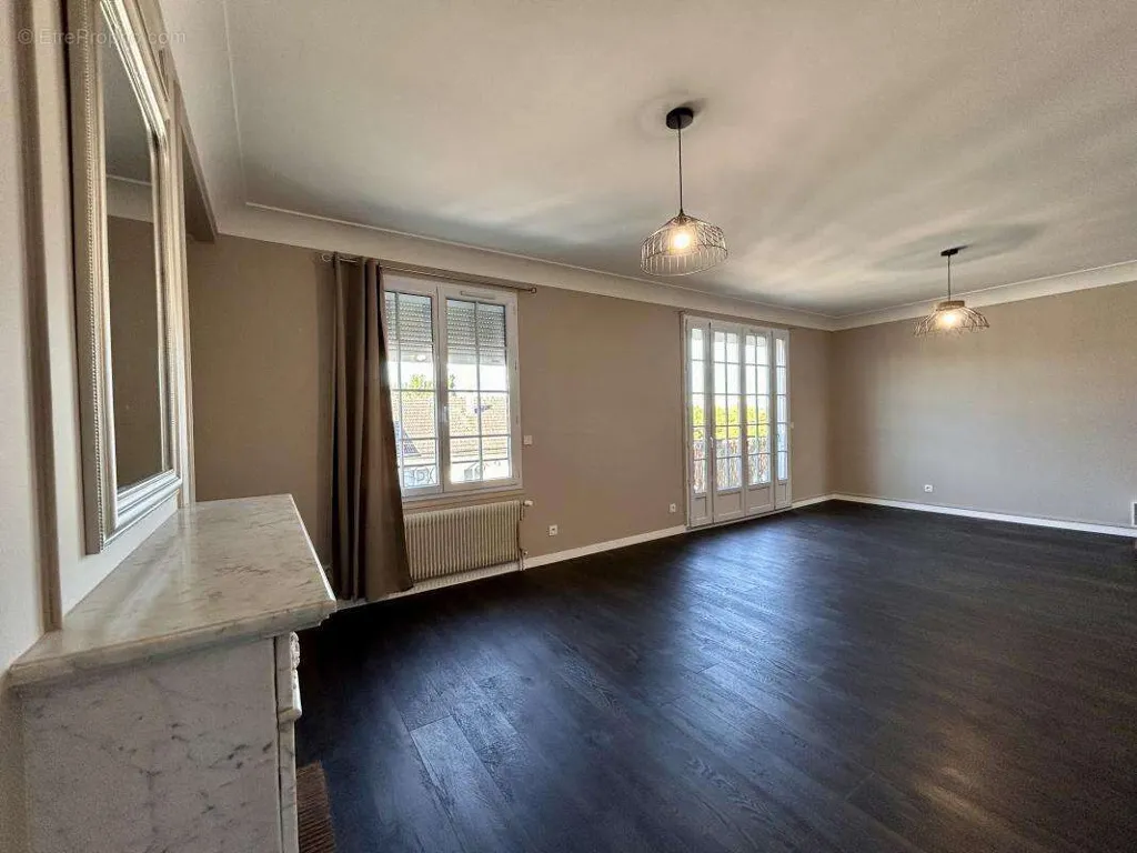 Séjour - Appartement T5 avec Balcon et Vues Dégagées
