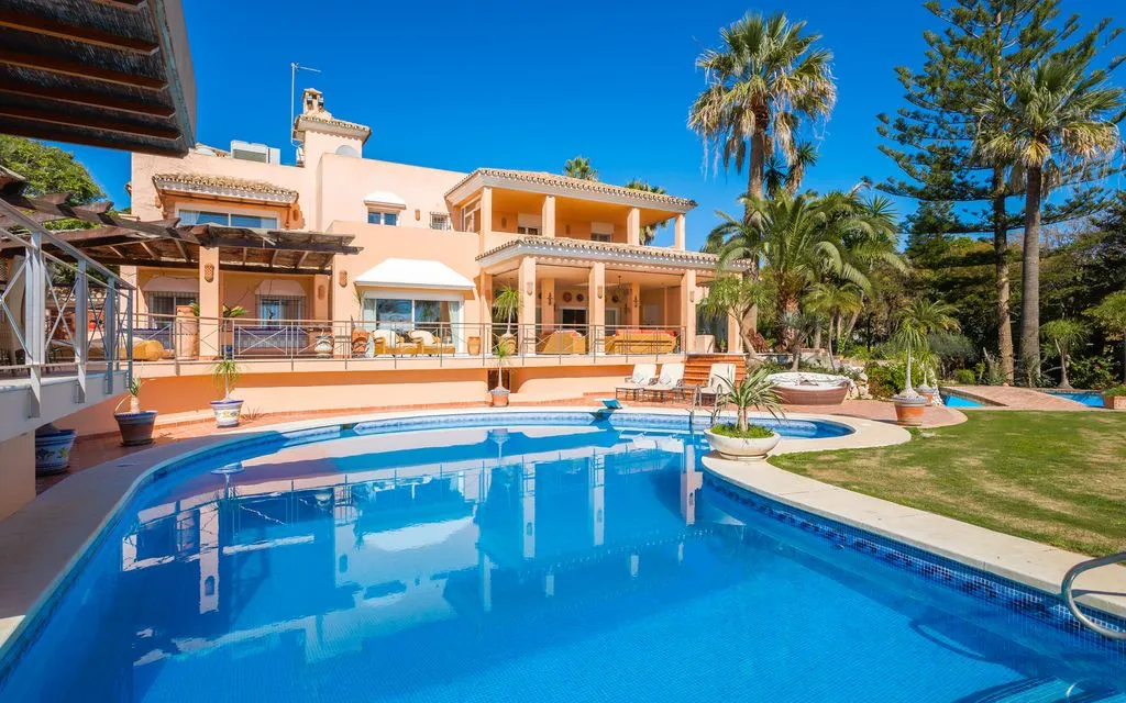 Piscine - Beachfront Villa with Pool in Estepona