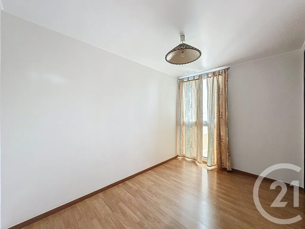 Toad - 4-Piece Flat with Parking in Thiais